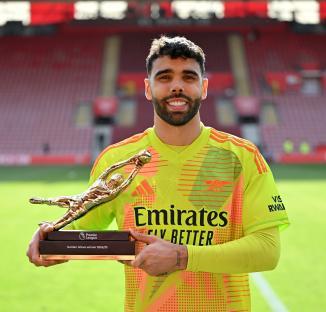 David Raya of Arsenal holding the Premier League Golden Glove award.