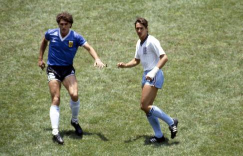 Oscar Ruggeri of Argentina and Gary Lineker of England playing soccer.