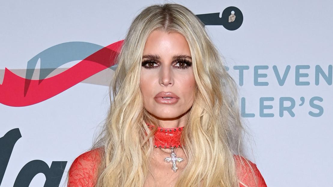 Jessica Simpson sparks romance rumors as she leaves flirty comments on Jeremy Renner&#8217;s thirst trap pics 6