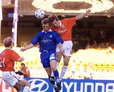 Michael Curcija of South Melbourne (R) and Raimond Van Der Gouw of Manchester United (L) vie for the ball 11 January 2000 at Maracana Stadium in Rio de Janeiro during their World Clb Championship match. (ELECTRONIC IMAGE) AFP PHOTO/Vanderlei ALMEIDA (Photo by VANDERLEI ALMEIDA / AFP) (Photo by VANDERLEI ALMEIDA/AFP via Getty Images)
