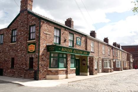 Coronation Street legend in shock collapse as she finally admits devastating diagnosis