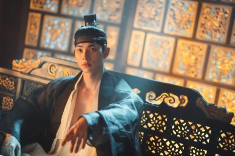 YoonA Time Slips To The Past To Meet Tyrant Lee Chae Min In &#8220;Bon Appétit, Your Majesty&#8221; 3