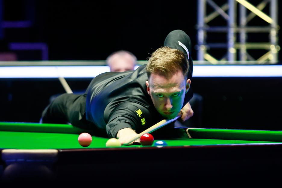 Judd Trump playing snooker.