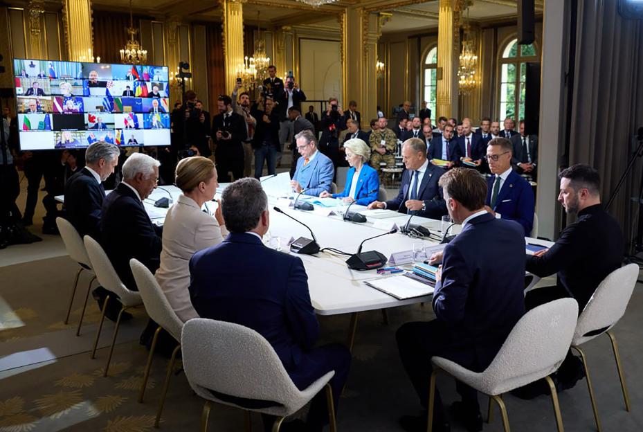 International leaders meeting at the Élysée Palace in Paris.
