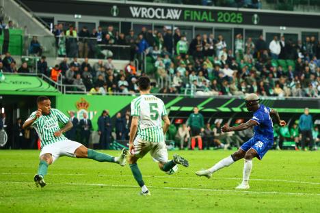 Moisés Caicedo of Chelsea scoring a goal during a soccer match.