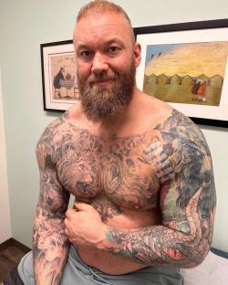 Hafthor Bjornsson showing off a scar on his chest.