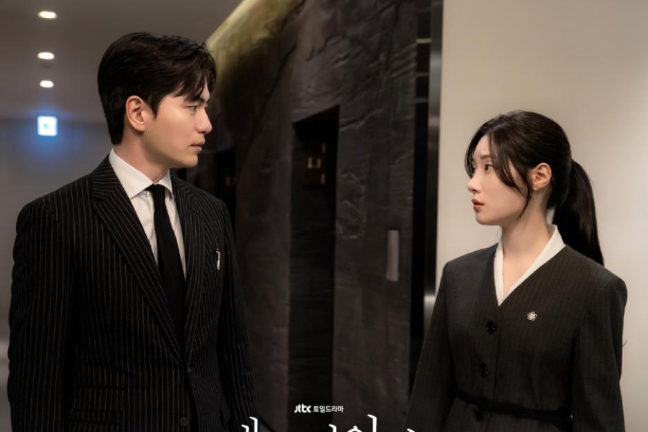 Lee Jin Uk And Jung Chaeyeon Work Side By Side Yet A Wall Still Separates Them In “Beyond The Bar”