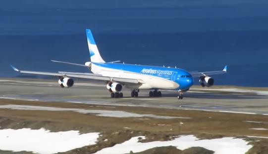 Packed airliner circled over an airport for 1hr after air traffic controller OVERSLEPT & didn’t turn up for work