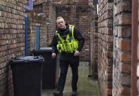 FROM ITV CORONATION STREET PROMO RELEASE Embargo: 21.00 Monday 12th May CRAIG’S FINAL FIGHT A shock new Coronation Street promo shows a battered and bloodied Craig (Colson Smith) laid unconscious on the cobbles after a vicious attack. As DS Swain’s (Vicky Myers) emotional voiceover asks us “If we knew today was our last day on earth, what would we do differently