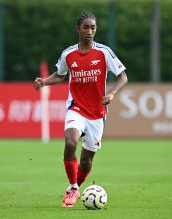 Marli Salmon of Arsenal U18 dribbling the soccer ball.