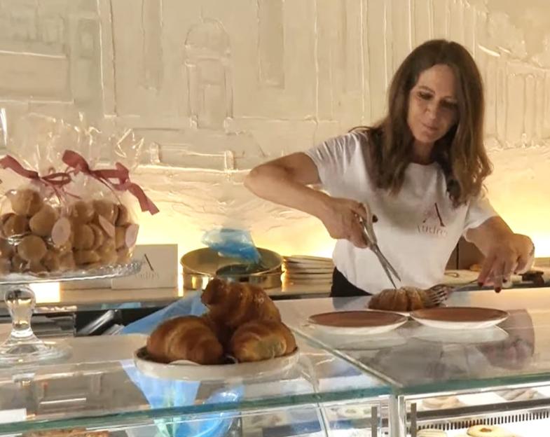 Fancy coffee shop swamped with protests after fed-up customer reveals she was charged for having croissant cut in half