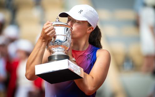Iga Swiatek of Poland kisses the French Open trophy.