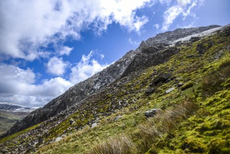 Tragedy as walker ‘falls to death’ from ridge at peak of UK mountain in front of horrified members of public