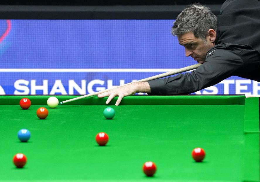 Ronnie O'Sullivan playing snooker at the Shanghai Masters.