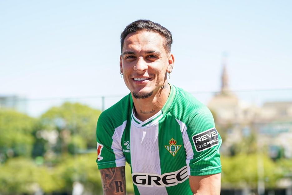 Antony dos Santos, footballer, smiling in Real Betis Balompie jersey.