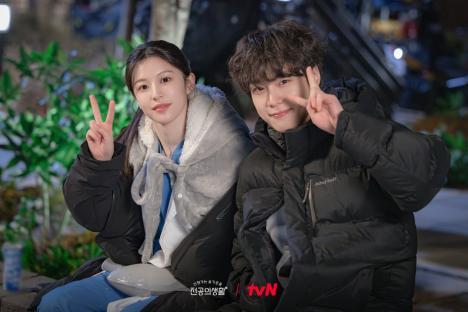 “Resident Playbook” Cast Warms Hearts Behind The Scenes With Special Cameos From “Hospital Playlist” Stars 11