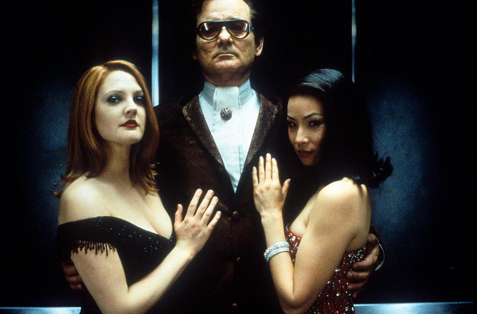 Publicity photo of Bill Murray holding Drew Barrymore and Lucy Liu for the film 'Charlie's Angels'.
