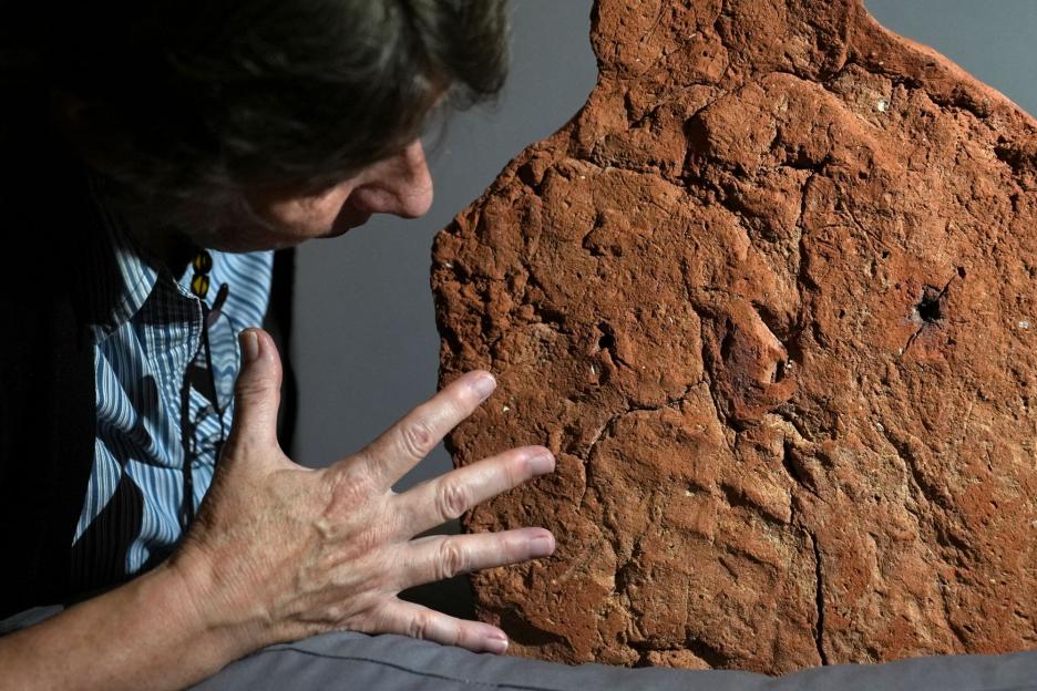 Incredible complete handprint found on ancient Egyptian tomb ornament in museum – that had gone unnoticed for millennia