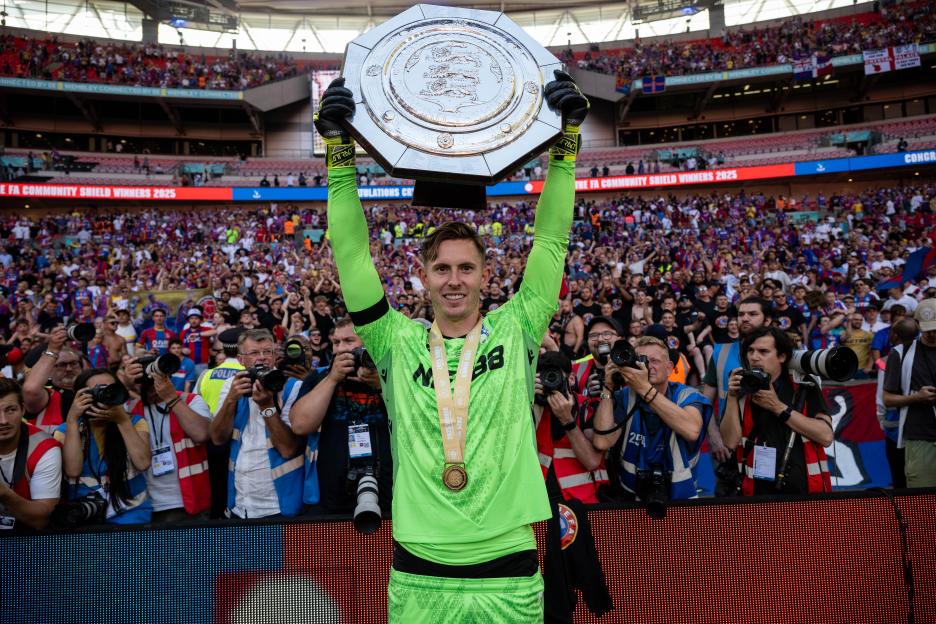 Dean Henderson of Crystal Palace holding the FA Community Shield trophy.