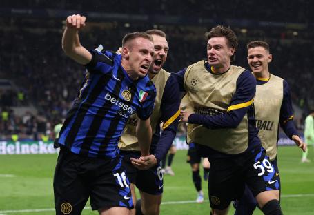 Davide Frattesi of FC Internazionale celebrates scoring a goal with teammates.
