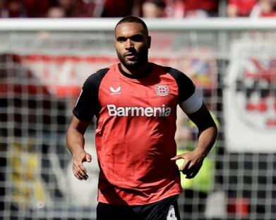 epa12056715 Jonathan Tah of Leverkusen in action during the German Bundesliga soccer match between Bayer 04 Leverkusen and FC Augsburg, in Leverkusen, Germany, 26 April 2025. EPA/Christopher Neundorf CONDITIONS - ATTENTION: The DFL regulations prohibit any use of photographs as image sequences and/or quasi-video.