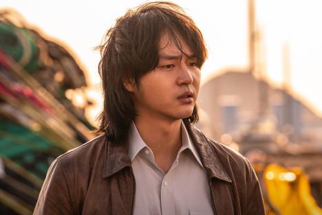 Yang Se Jong Transforms Into A Small-Time Crook Chasing A Sunken Treasure In “Low Life”
