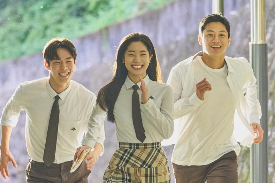 Lee Shin Young, TWICE’s Dahyun, And Yoon Seo Bin Share Radiant Smiles While Running In “Run To You”