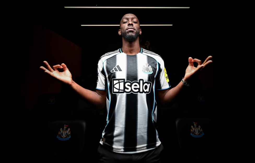 Yoane Wissa in Newcastle United home shirt.