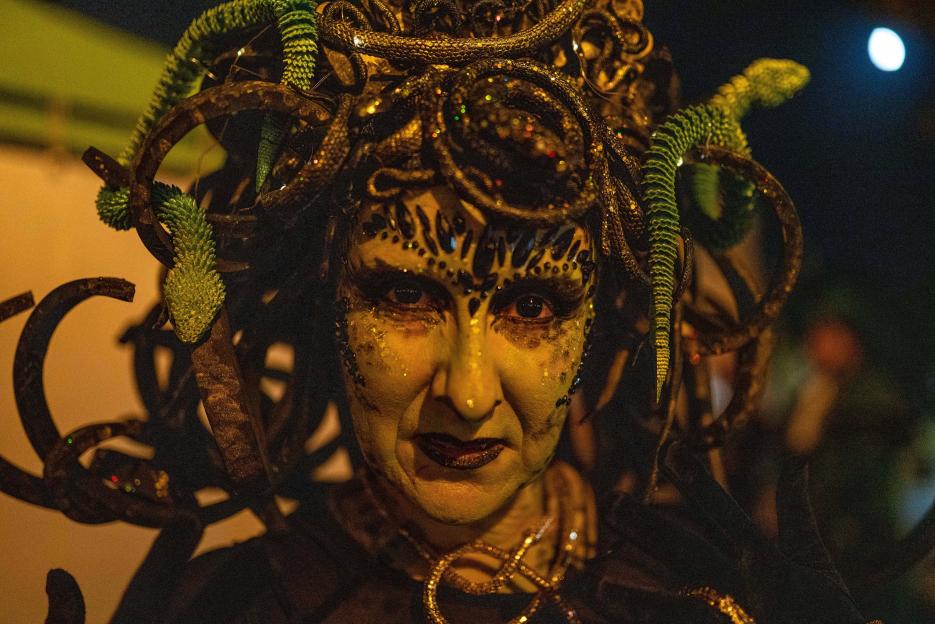 Glastonbury, Somerset, 31st October 2025 UK - Hundreds of people gather to take part in the annual Zombie Walk in order to raise funds for Childrens World charity Glastonbury. Credit Natasha Quarmby ALMAY/livenews