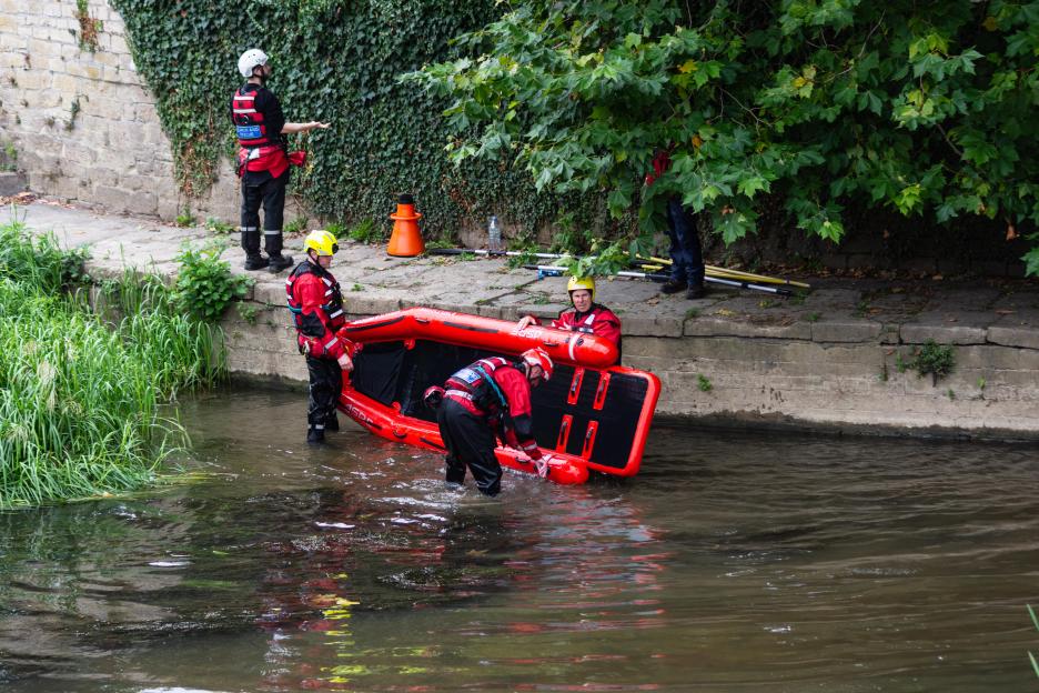 Police divers tragically find dead body in River Thames during search for 23yo after he had ‘got into difficulty’