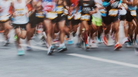 Blurred photo of many runners in a marathon.
