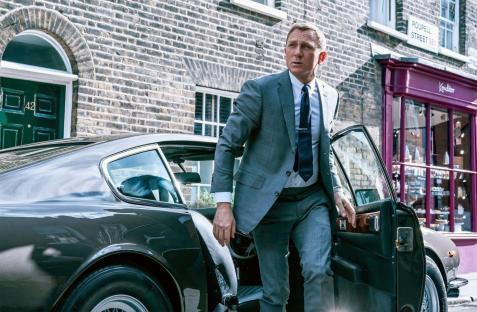 Daniel Craig as James Bond exiting a car.