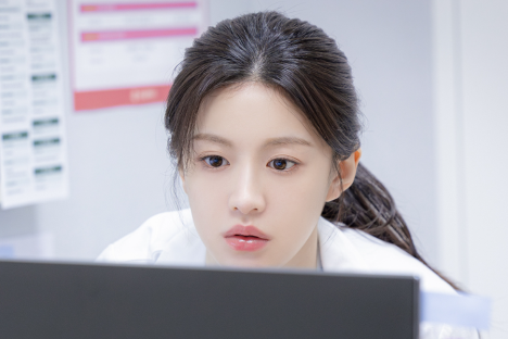 Go Youn Jung Comes Into Her Own During Residency Life In “Resident Playbook”