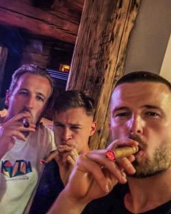 Harry Kane, Eric Dier, and Joshua Kimmich smoking cigars.