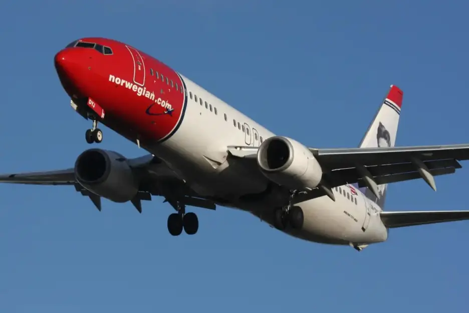 Norwegian Air Boeing 737 in flight.
