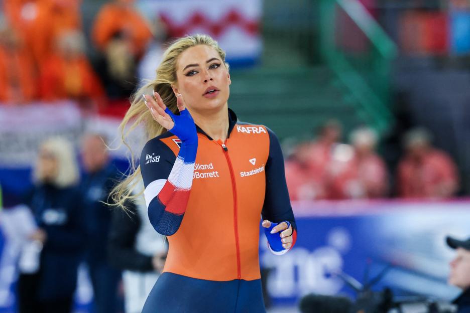 Jake Paul and Jutta Leerdam kissing after a 500-meter speed skating race.