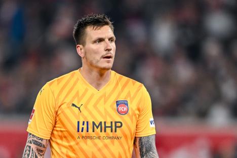 Kevin Müller, goalkeeper for 1. FC Heidenheim, during a Bundesliga match.