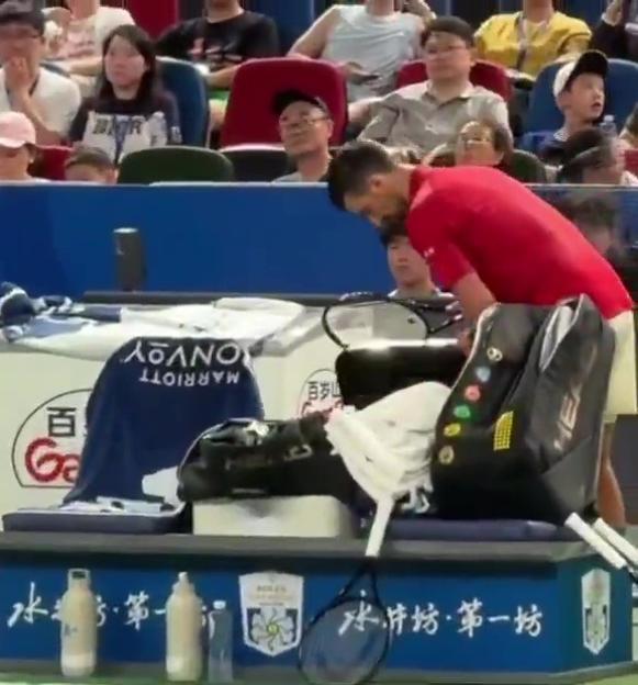 Novak Djokovic vomiting on court at Shanghai Masters.