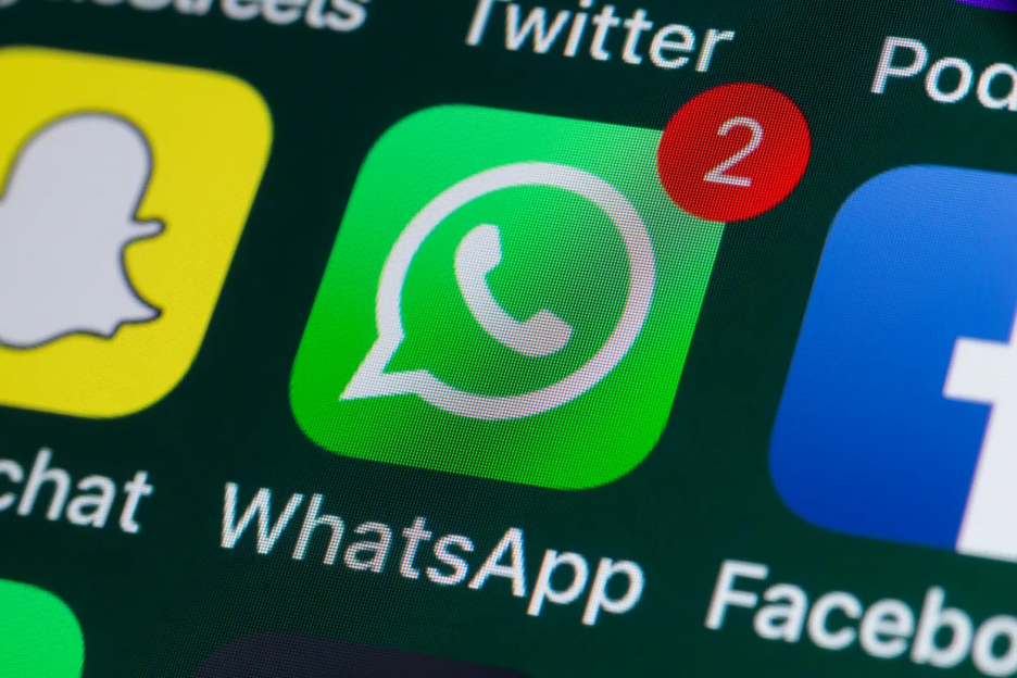 WhatsApp icon with two unread messages.