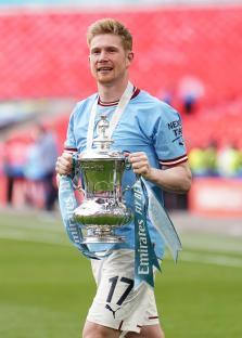 Kevin De Bruyne holding the FA Cup.
