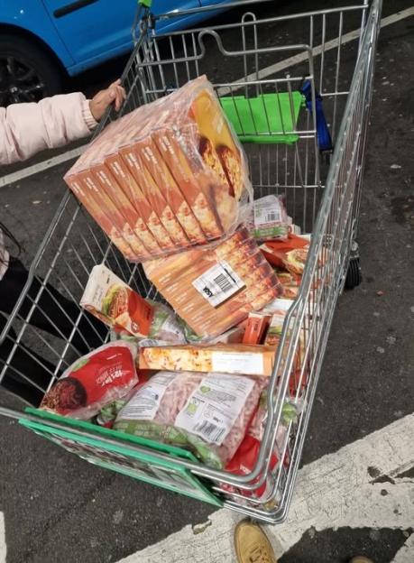 “Did You Save Any for the Rest of Us? Shopper Scoops Up 21 Pizzas and 17 Packs of Mince on Sale!”
