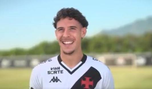 Headshot of a smiling soccer player in a Vasco da Gama jersey.
