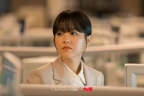 Park Bo Young Breaks Down The Subtle Differences Between Her Twin Roles In “Our Unwritten Seoul”; 6
