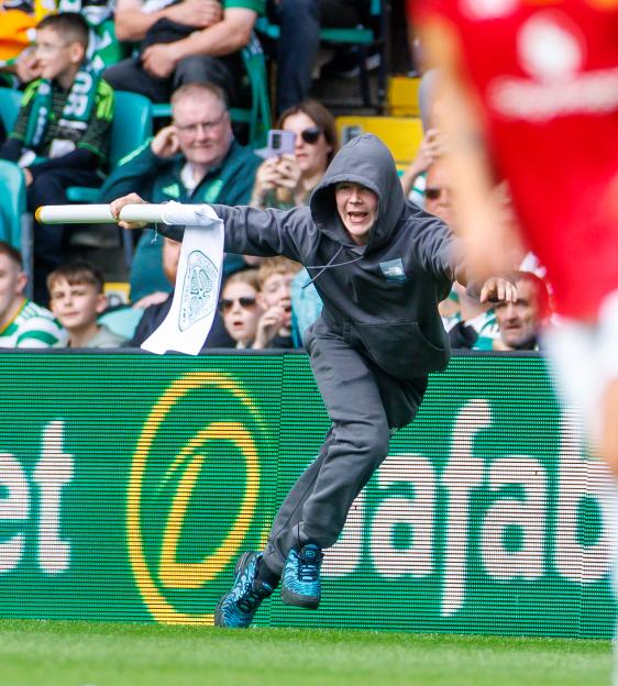 Man Utd legends clash against Celtic interrupted as pitch invader steals corner flag and runs down tunnel