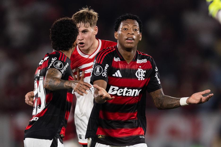 Gonzalo Plata of Flamengo reacts to receiving a red card during a match against Estudiantes.