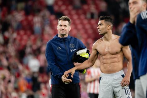 Tom Heaton and Casemiro of Manchester United applaud fans.