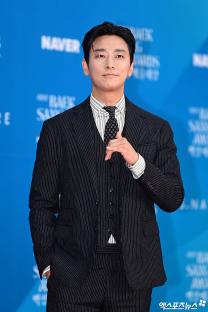 Stars Grace The Red Carpet At 61st Baeksang Arts Awards 10