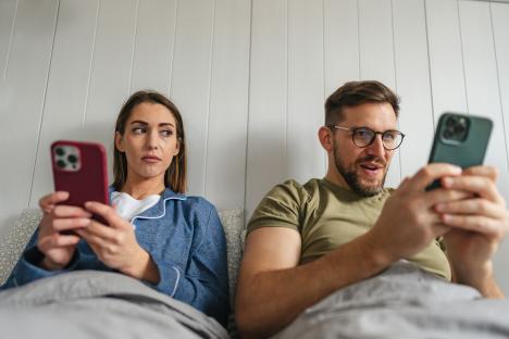 9 signs your partner is secretly jealous of you… and the thing they do when you get attention from others