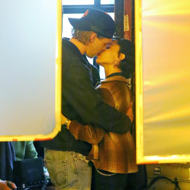 Austin Butler and Zoe Kravitz kissing on a film set.