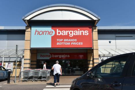 Home Bargains is selling handy gardening gadget that’s £192 cheaper than Wickes version & will leave patio sparkling